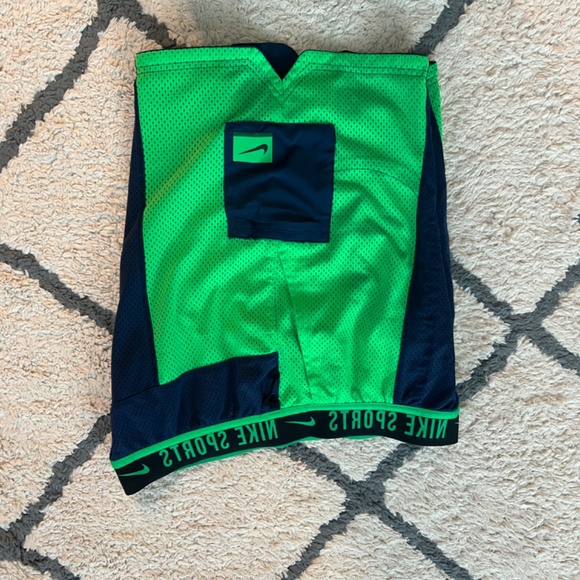 Nike Reverse Short - Picture 6 of 8